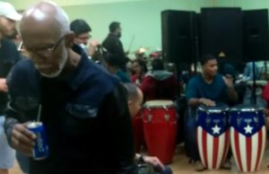 Sentémonos a pensar, la vida ha de continuar fingiendo amor donde no hay… – ROBERTO ROENA HQ