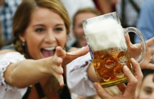 Mujeres que beben cerveza son más sanas