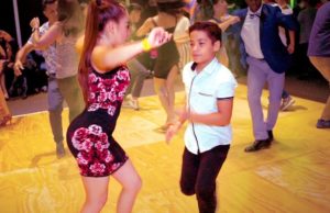 Sorprenden bailando salsa