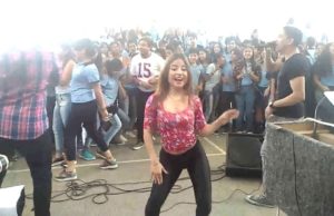 CHICA SE LUCE BAILANDO CUMBIA