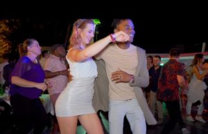 Inglesa Sorprende Bailando Salsa
