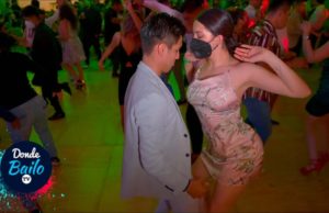 Mexicana Bailando Salsa