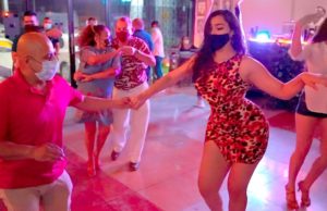 Bailando Salsa en México – Ella Menea
