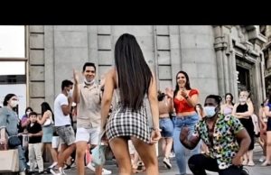 Peruana se roba el show bailando SALSA