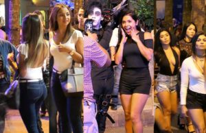 Así es el BARRIO de las BICHOTAS Medellín colombia