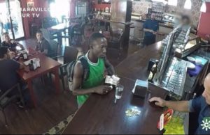 Un camarero a un inmigrante: «Venís a robarnos el dinero»